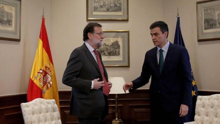 Breve y tensa reunión entre Sánchez y Rajoy en el Congreso