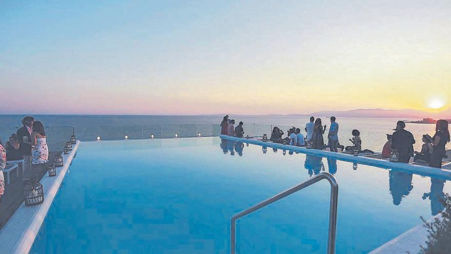 Imagen de la piscina de un bar ubicado junto al mar. | D.M.