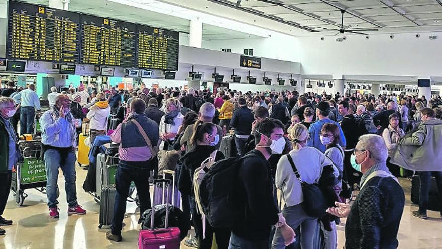 Colas de pasajeros ayer en el aeropuerto de Lanzarote.