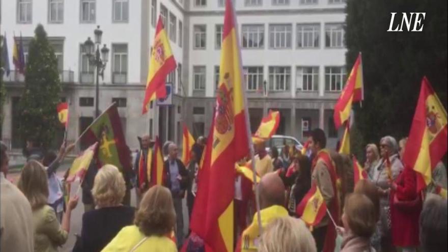Concentración espontánea con banderas españolas en Oviedo