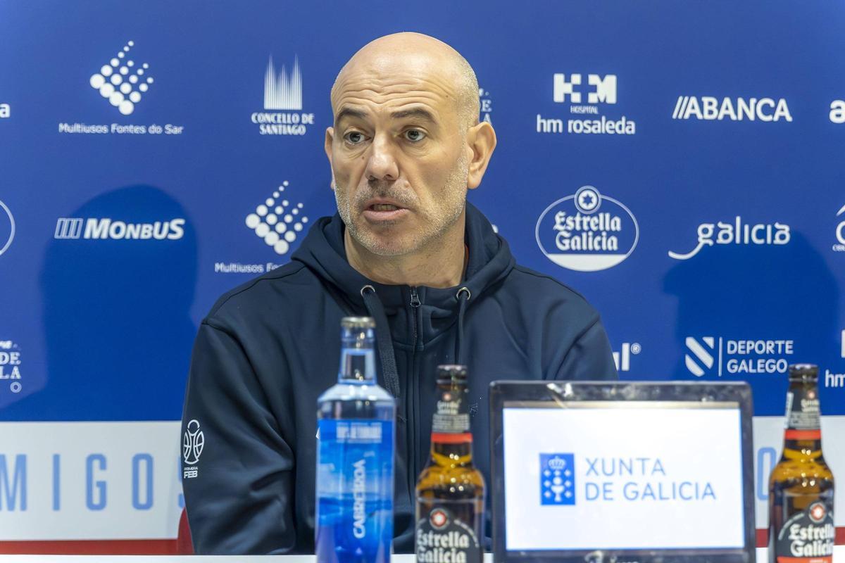 Félix Alonso, entrenador del Monbus Obradoiro, en la sala de prensa
