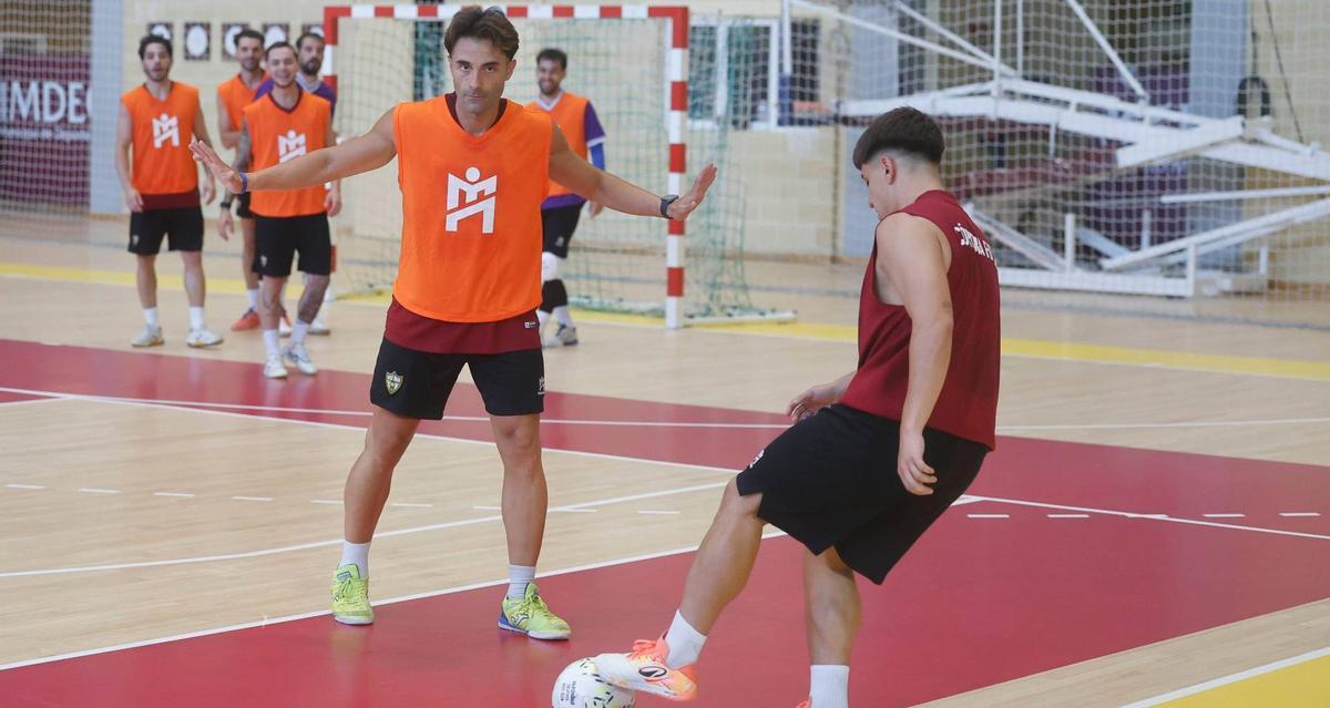 Una jugada del primer entrenamiento del Córdoba Patrimonio llevado a cabo este verano en Vista Alegre.