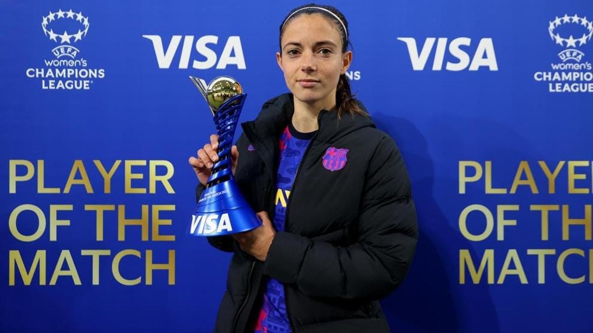 Aitana Bonmatí posa con el trofeo a la mejor jugadora del partido.