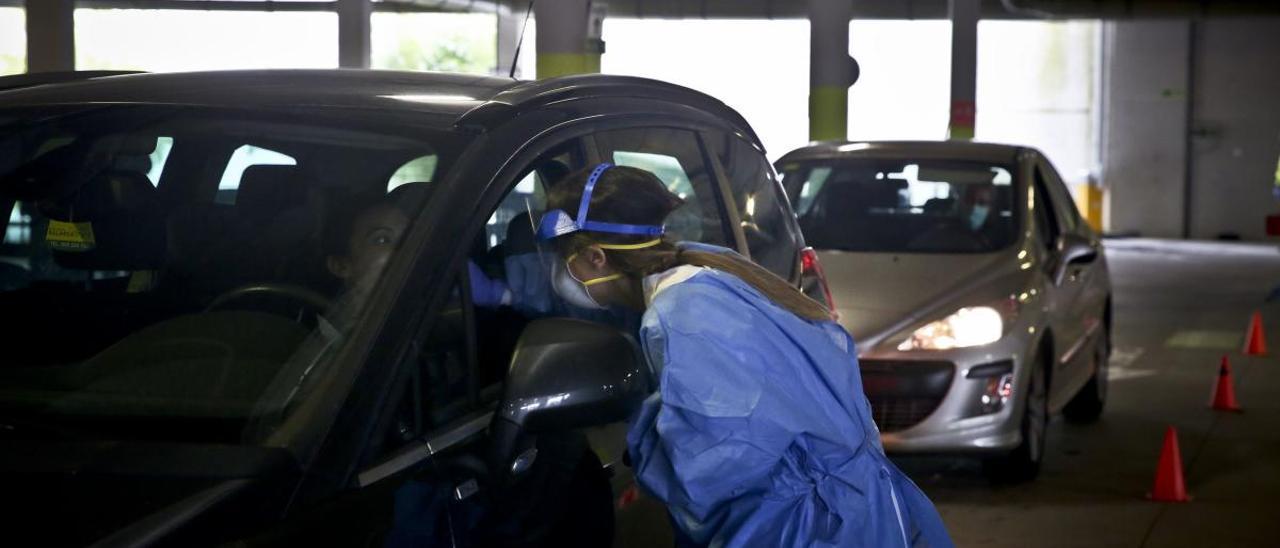 Toma de muestras desde los coches en el HUCA.