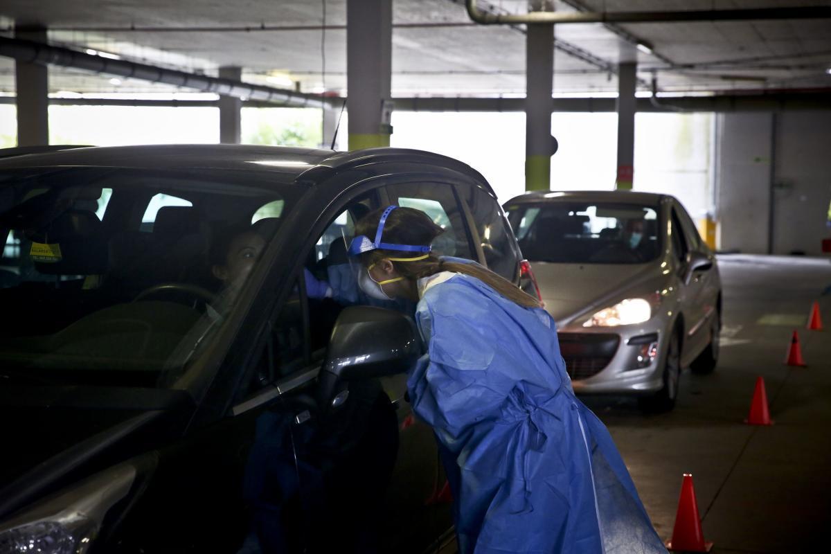 Toma de muestras desde los coches en el HUCA.
