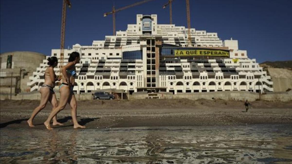 El hotel El Algarrobico, en Carboneras (Almería), afectado por la ley de costas
