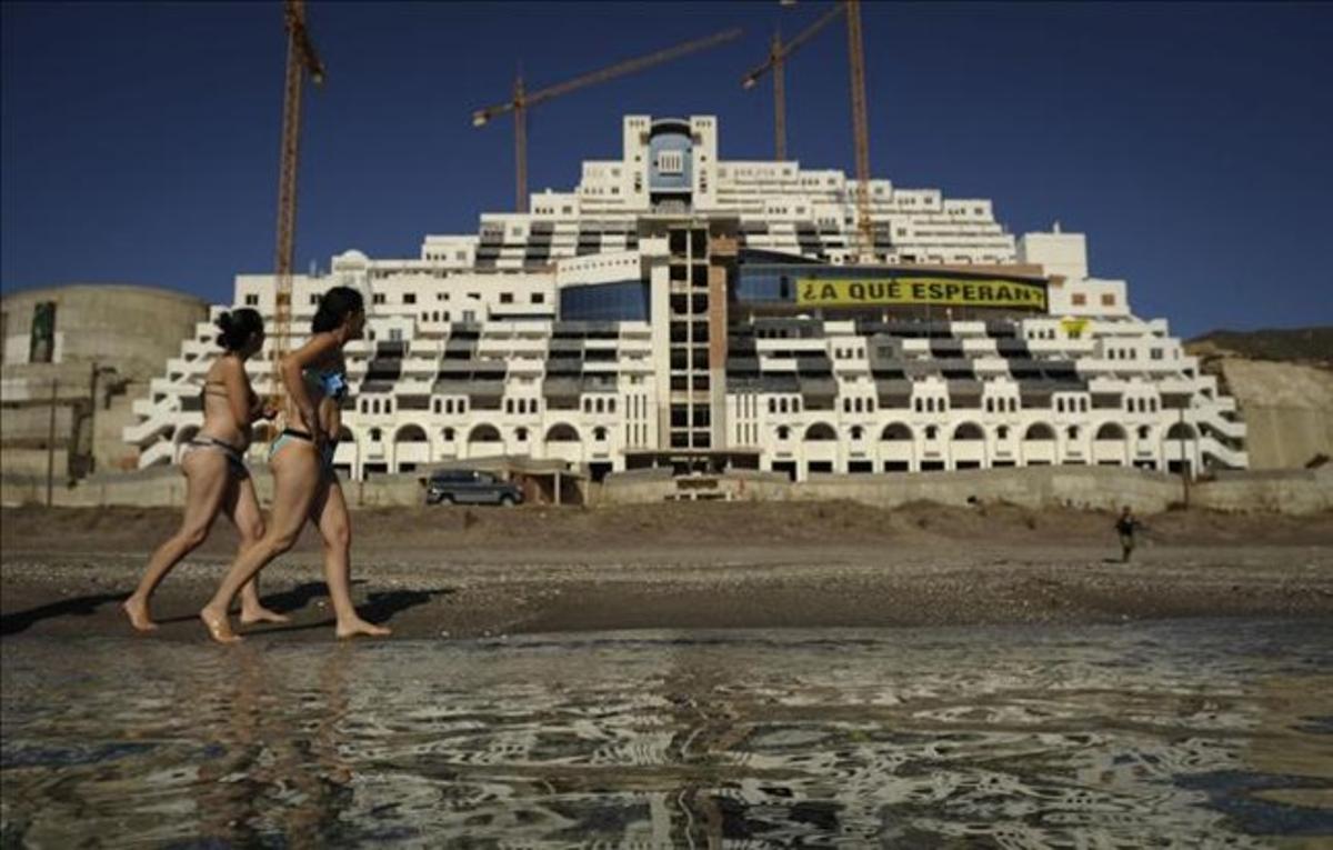 L’hotel El Algarrobico, a Carboneras (Almeria), afectat per la llei de costes.