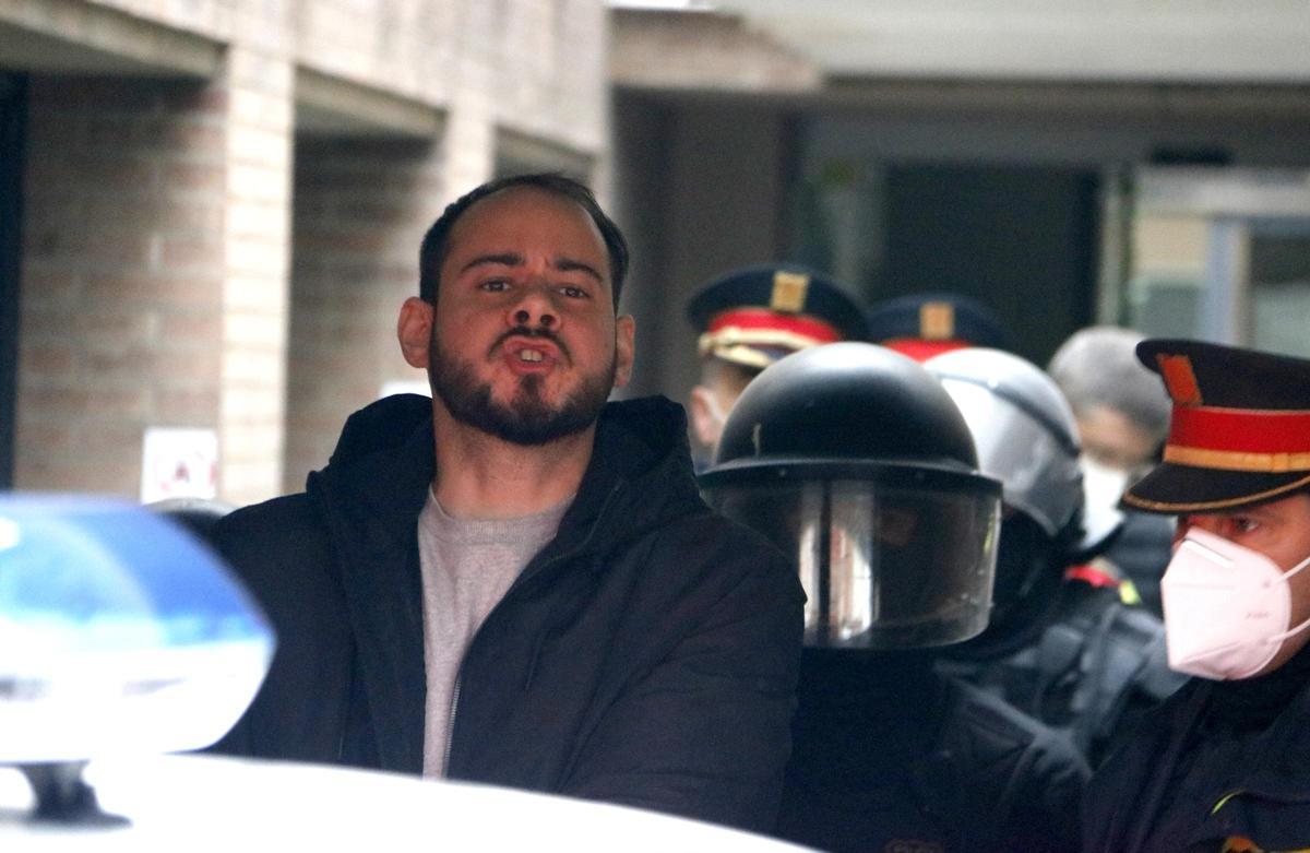 Pablo Hasel conduït pels Mossos d'Esquadra al cotxe policial després de la seva detenció, el 16 de febrer de 2021