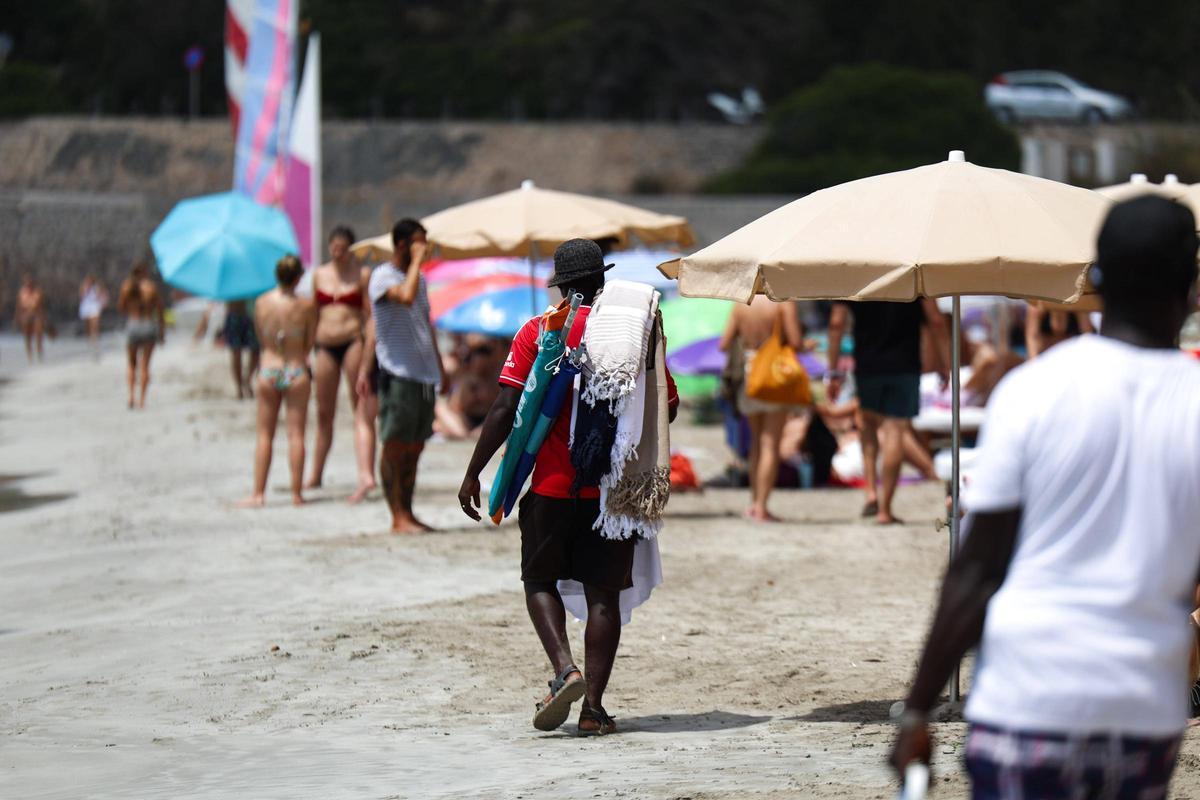 Galería: vendedores ambulantes en la playa de ses Salines