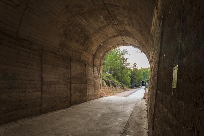 Vistas de la vía verde de Alcoi desde el interior de uno de sus túneles