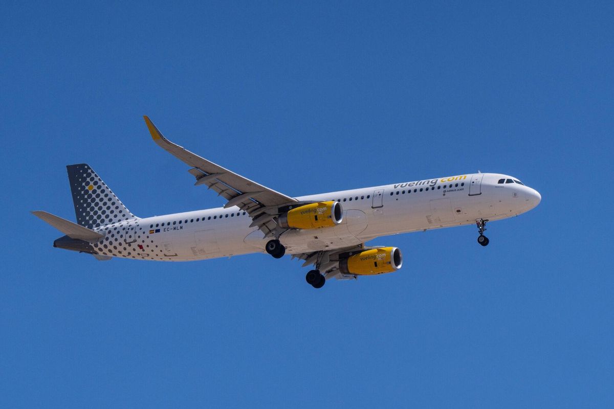 Un avión de Vueling aterrizando en el Aeropuerto de Barcelona-El Prat