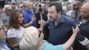 Matteo Salvini, centro,  saluda a varios simpatizantes durante su visita a un mercado local en Pisa este miércoles.