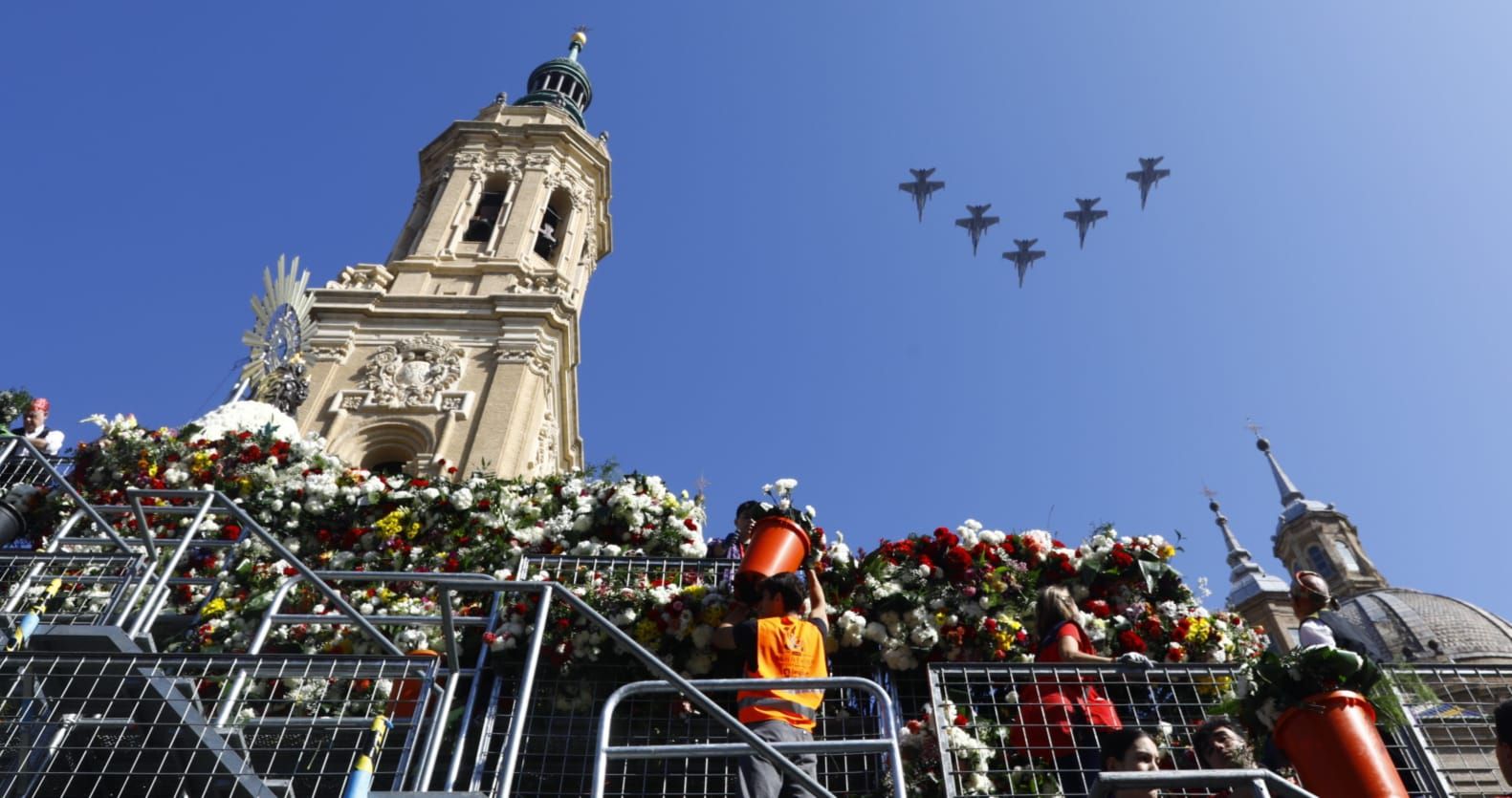 En imágenes | La Ofrenda de Flores a la Virgen del Pilar 2023 en Zaragoza (I)