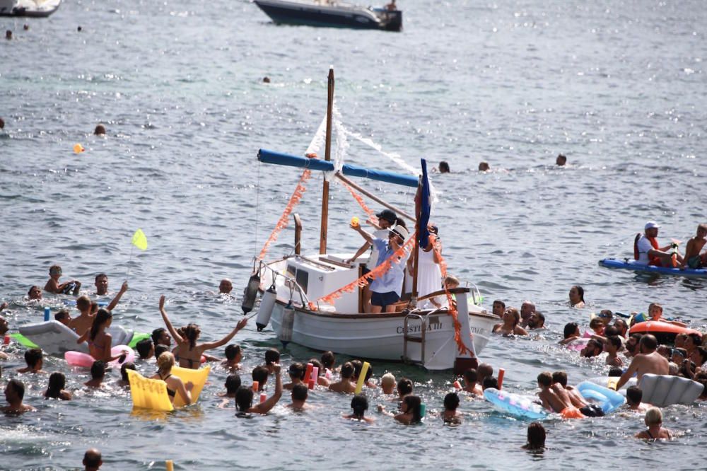 In dem Küstenort an der Nordostküste von Mallorca wurden am Dienstag (15.8.) wieder von Booten Enten geworfen. Statt Exemplaren aus Fleisch und Blut kommen seit einigen Jahren Plastikenten zum Einsatz. Wer sie schnappt, kann Preise gewinnen.