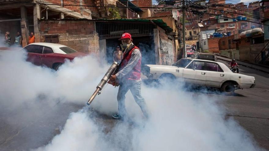 Un operario fumigando contra los mosquitos en un distrito de la capital de Venezuela.