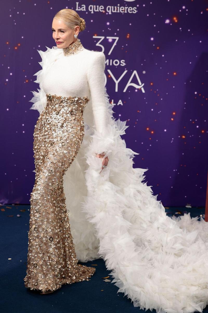 Belen Rueda Botas PREMIOS GOYA: ¿Hay mayor fantasía que el vestido cisne de Belén Rueda?