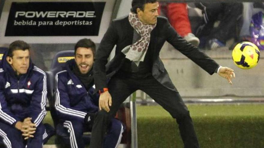 Luis Enrique recoge un balón en el partido contra el Almería en Balaídos. // José Lores