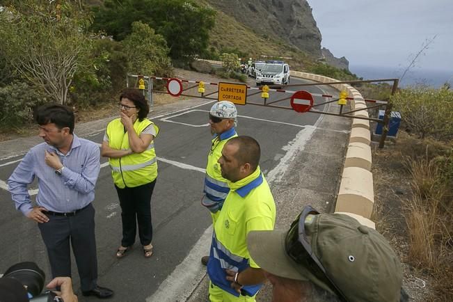 13/07/2016 Visita del presidente del Cabildo de Tenerife Carlos Alonso  junto a Técnicos para ver in situ el estado del derrumbe del talúd de la carretera que lleva a la Punta de Teno.José Luis González