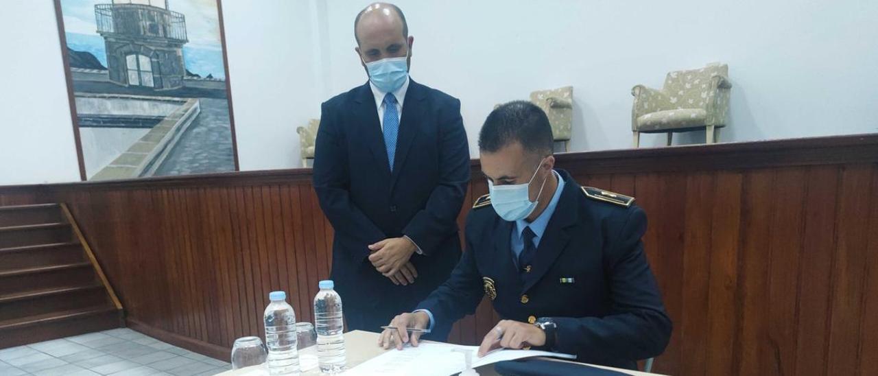 Armando José Herrera tomando posesion de su cargo de oficial de la Policía Local de Buenavista, junto al alcalde Antonio González Fortes