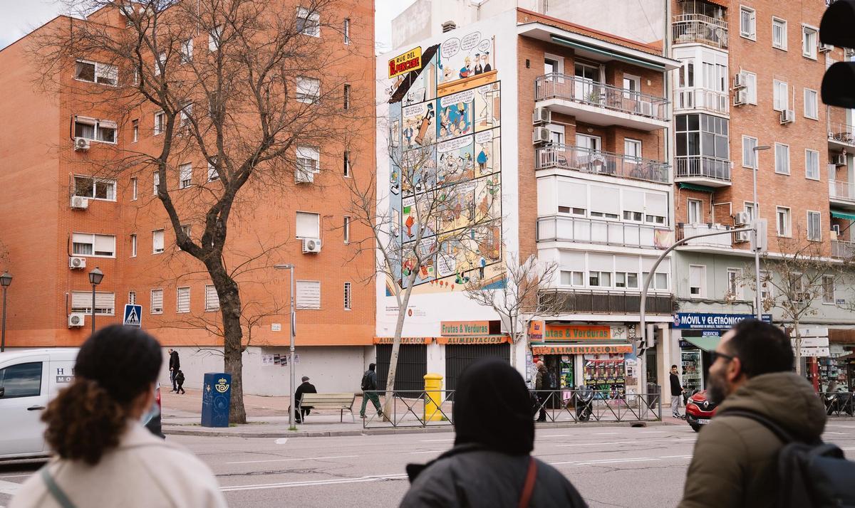 Vecinos ante el mural situado en el número 46 de la calle General Ricardos.