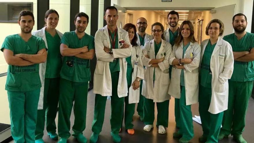 El equipo médico liderado por José Manuel Encisa, el primero con bata blanca por la izquierda. // FdV