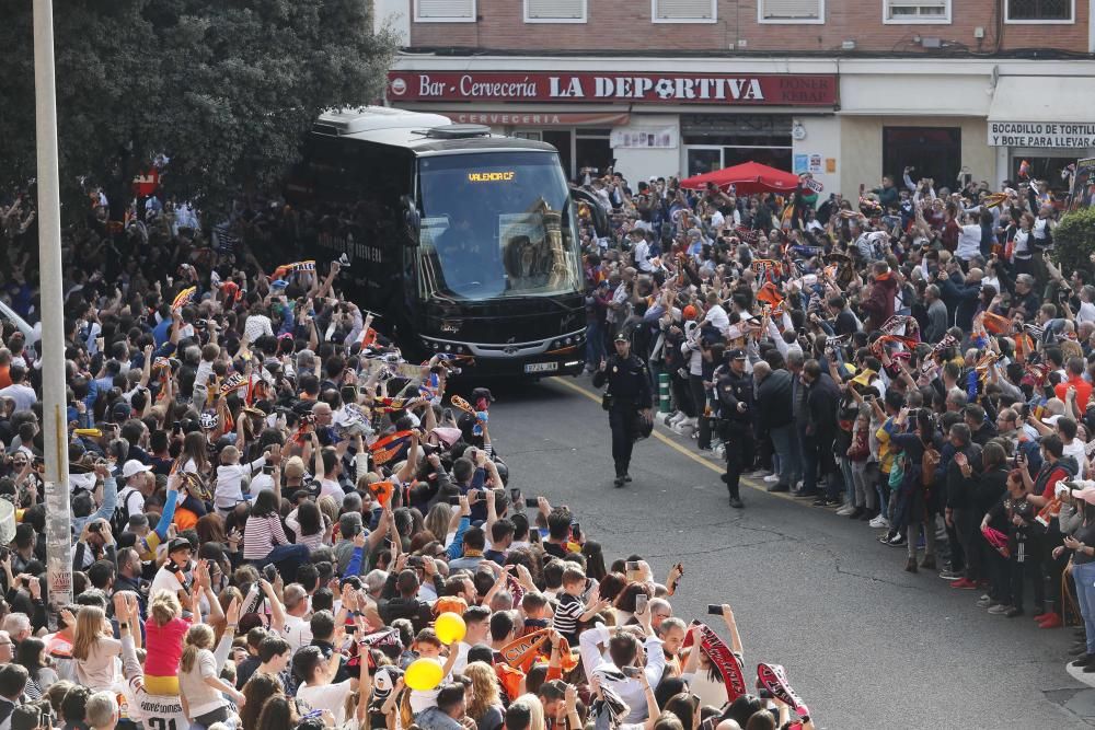 Miles de aficionados en el partido de las Leyendas del Valencia CF