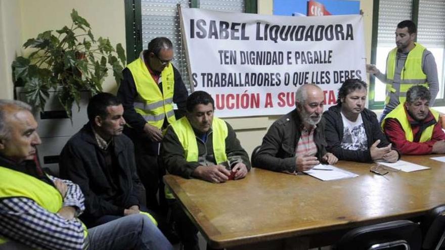 Los extrabajadores de Marconsa y el sindicalista Xoán Xosé Bouzas Aboi.
