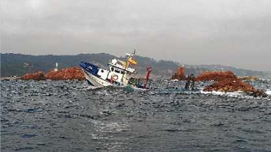 Imatge d&#039;ahir del pesquer de Sant Feliu &quot;Nuevo Río Verde&quot;, embarranca&#039;t a les Formigues.