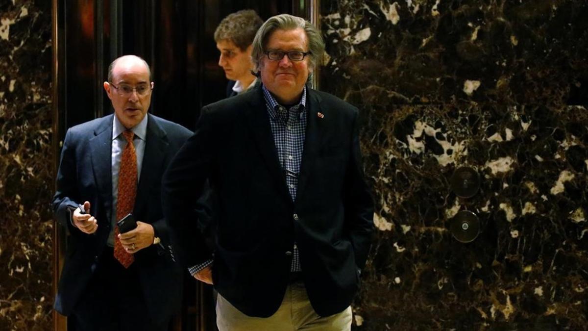 Bannon sale de las oficinas de Trump en la Trump Tower, en Nueva York, el 11 de noviembre.