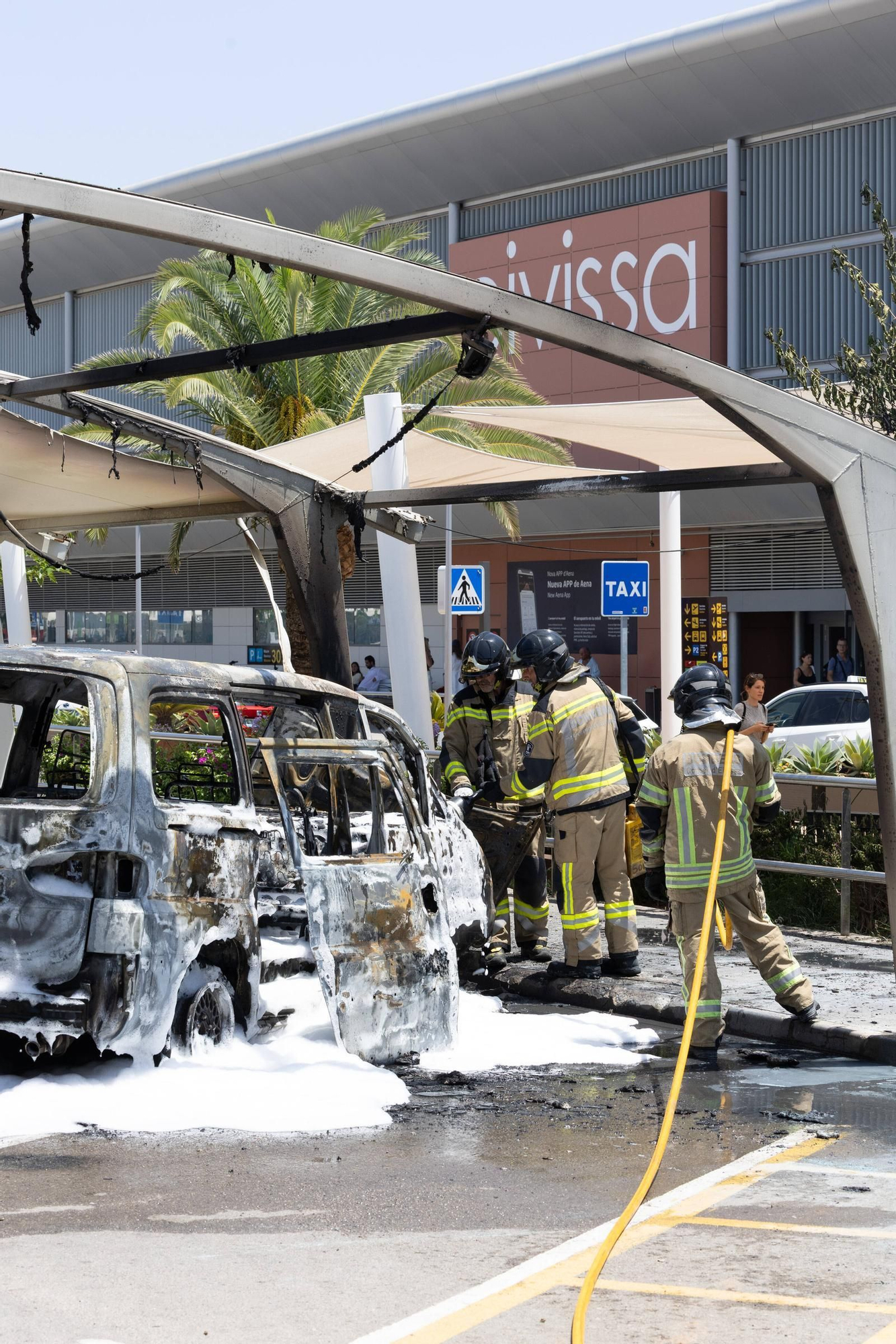 Todas las imágenes del incendio de un vehículo en el aeropuerto de Ibiza