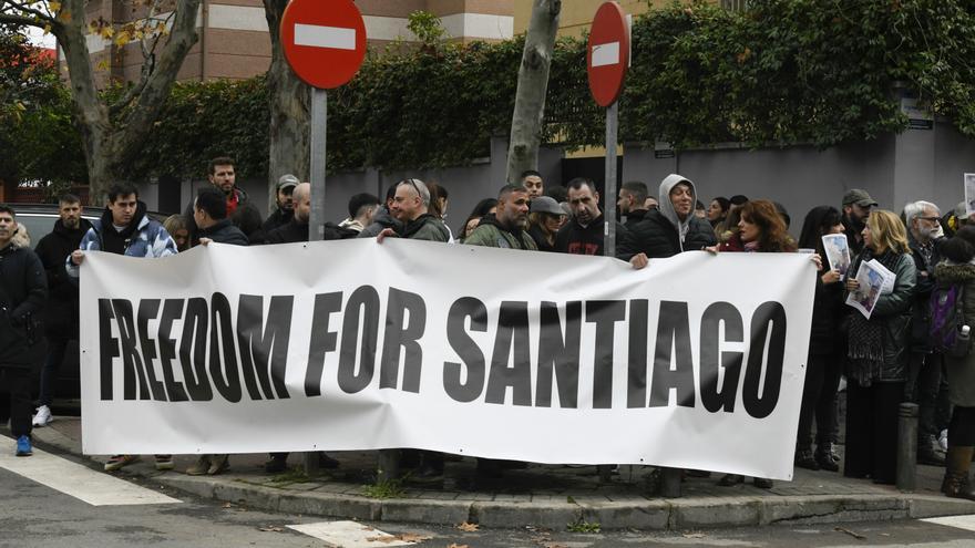 El español Santiago Sánchez Cogedor vuela de regreso a España tras su liberación en Irán