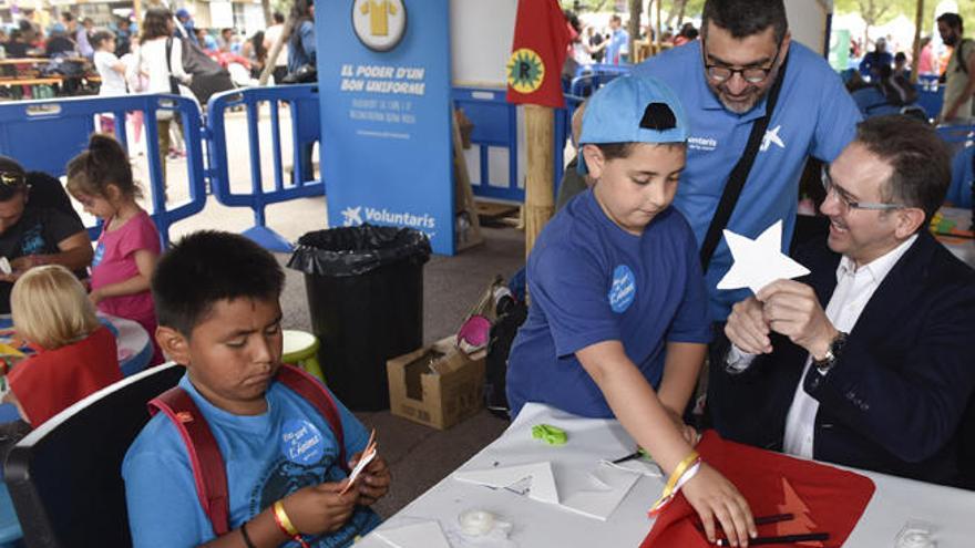 Voluntarios de La Caixa jugando a la papiroflexia.