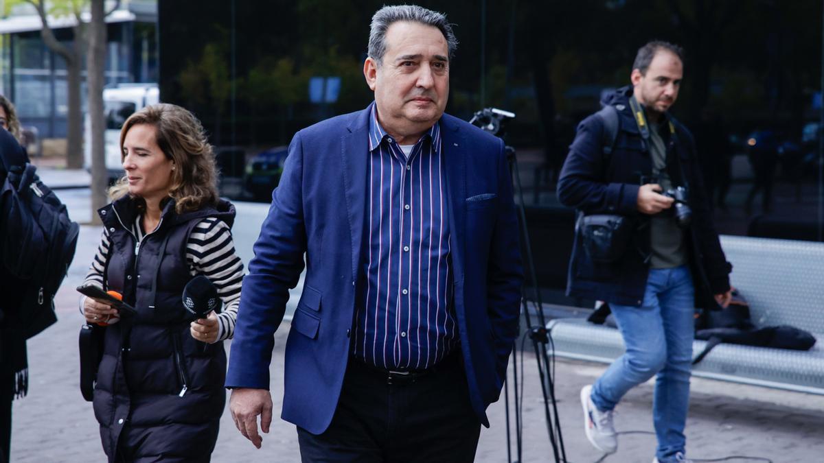 El exalcalde de Sabadell Manuel Bustos llega a los juzgados de Sabadell (Barcelona) a su juicio por una pieza del caso Mercurio