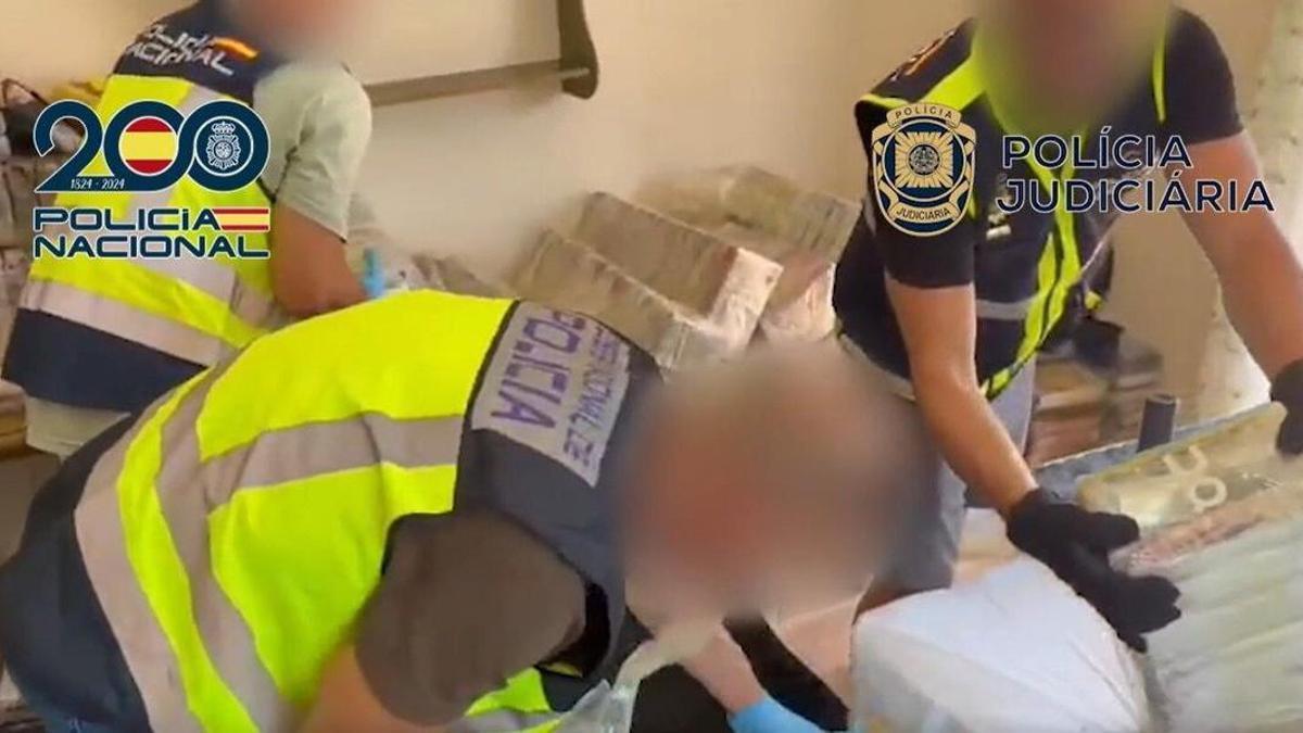 Operación policial en la que hay tres detenidos e intervenidos más de 3.300 kilos de cocaína.