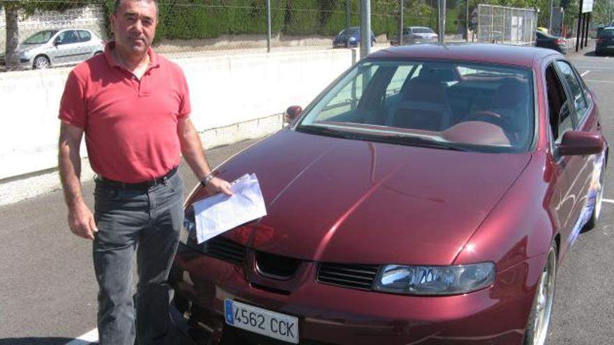 Manuel Cobo, con el vehículo objeto de la multa y las reclamaciones en la mano .