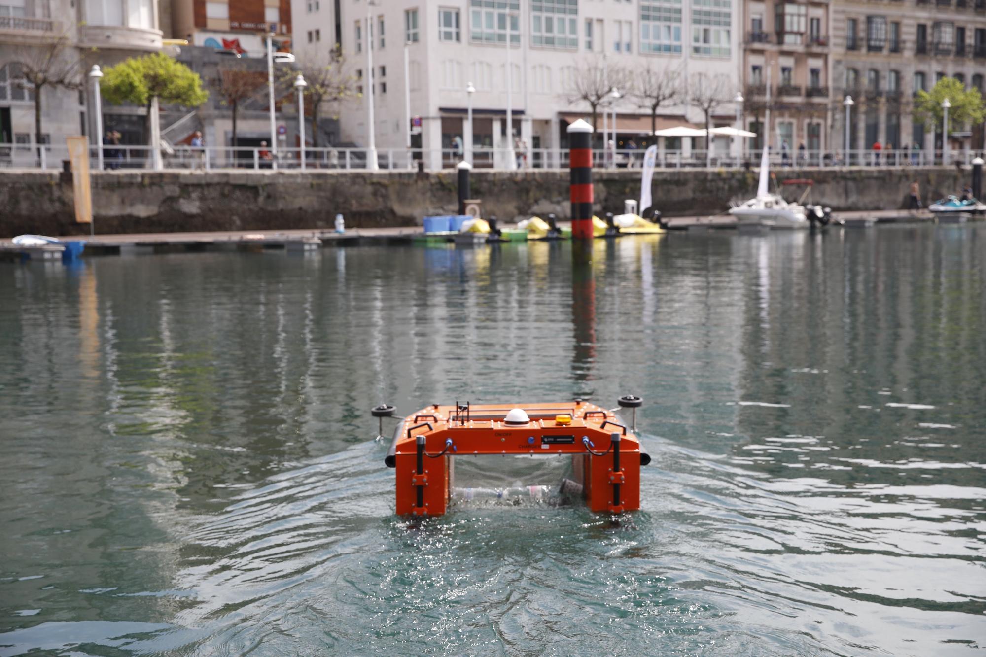 Una aspiradora para el mar: así es el dron que limpia la superficie del agua presentado en Gijón