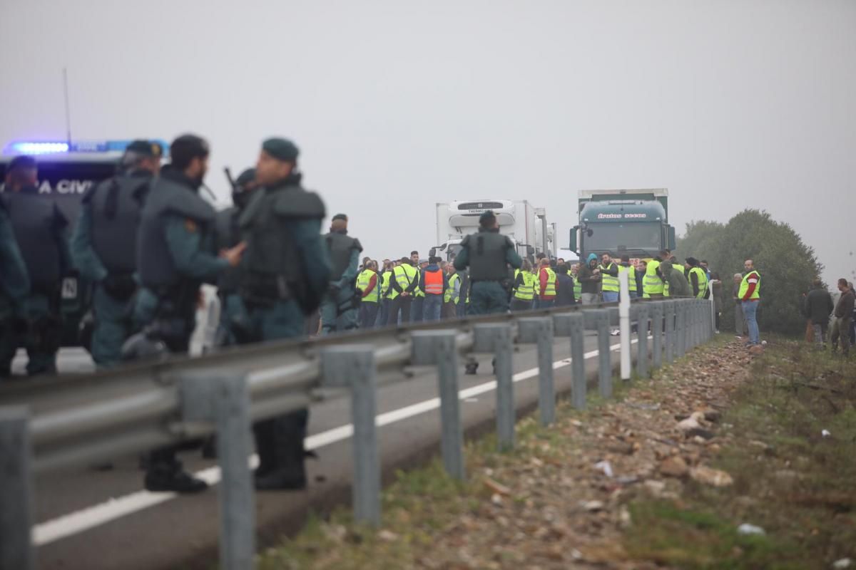 Agricultores cortan la autovía A-4 entre Montoro y Villa del Río