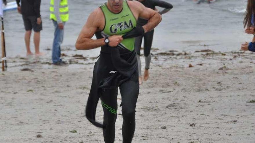 Luis Alberto Paredes, tras salir del tramo de natación.