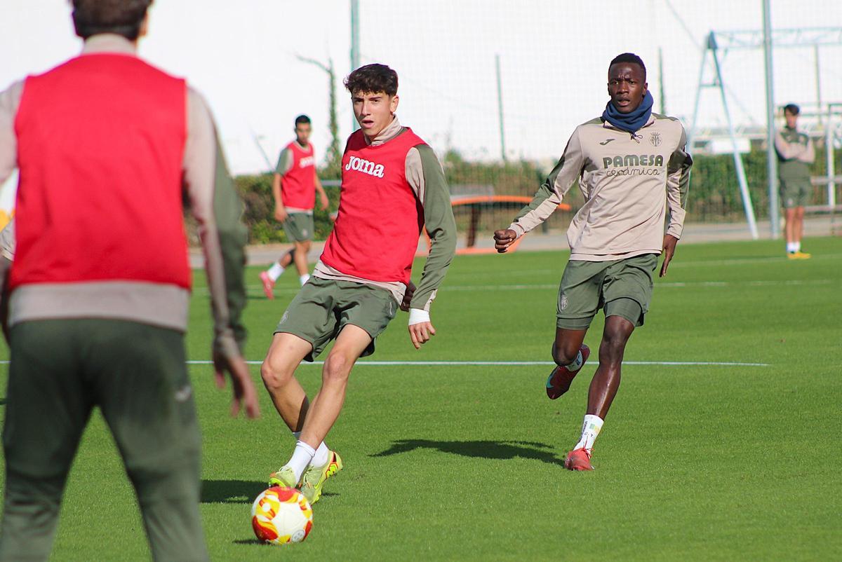 Pablo Pascual y Cheik Thiam miran el balón en una acción de la sesión de este jueves.