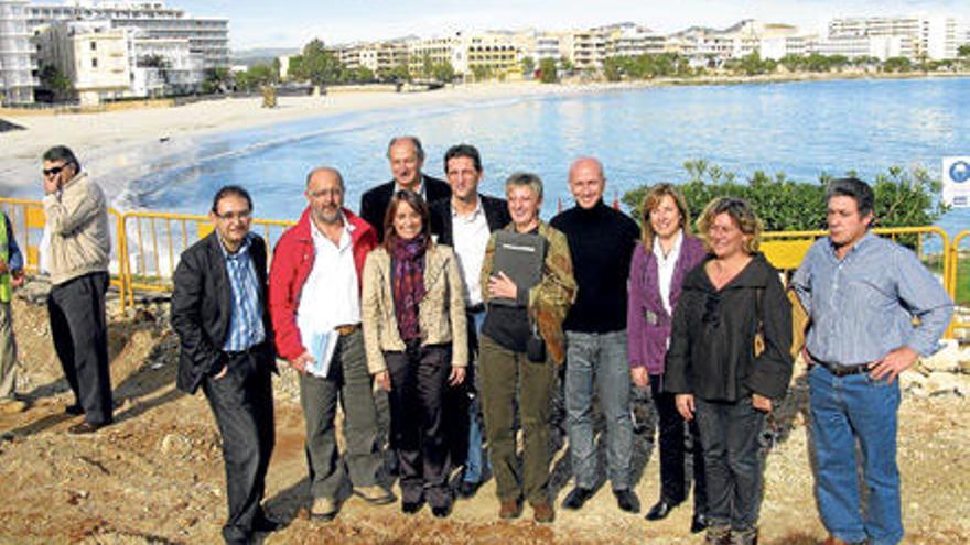 Autoridades políticas y representantes de diferentes colectivos visitaron ayer las obras.