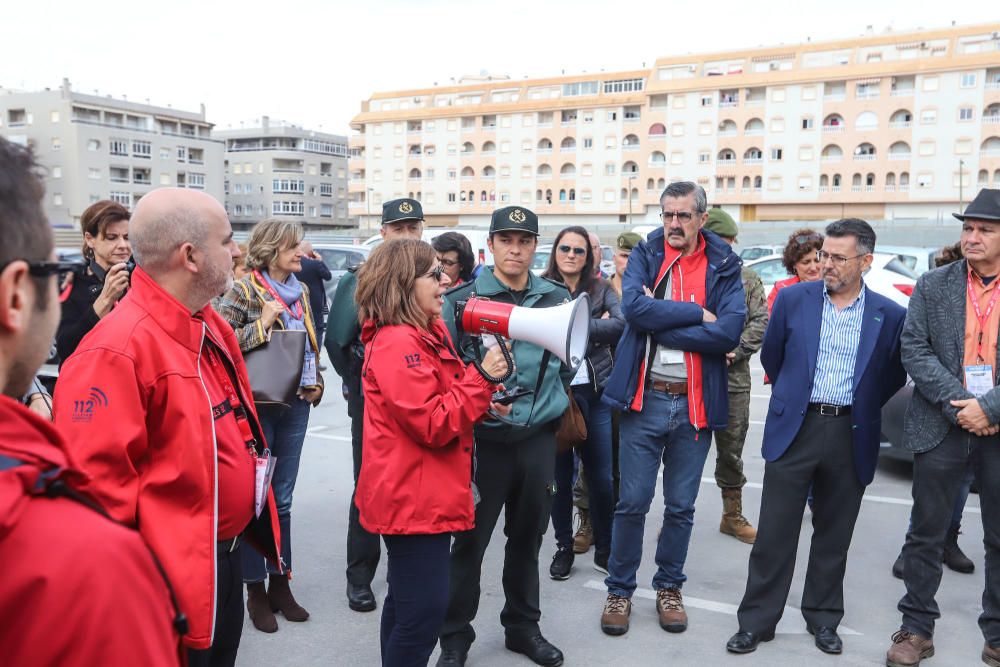 [SIN TITULO] La Generalitat realiza un gran despliegue de recursos, incluido un simulacro de una situación de pillajes en comercios tras un terremoto, helicóptero, bomberos o la intervención de la UME