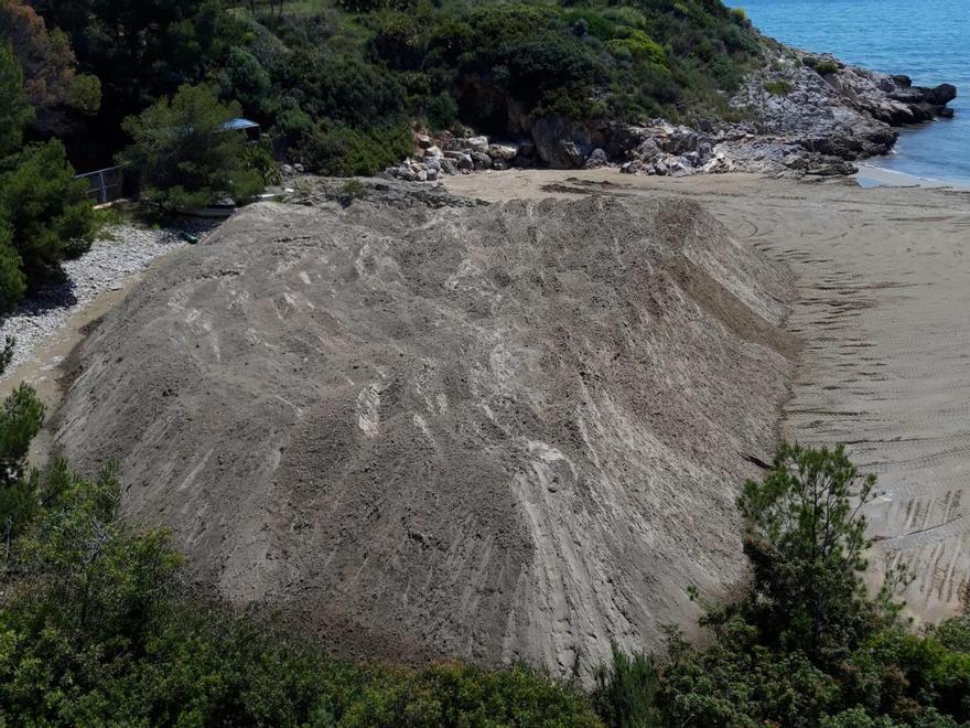 Imagen del enorme montículo de arena que han acopiado en Orpesa.