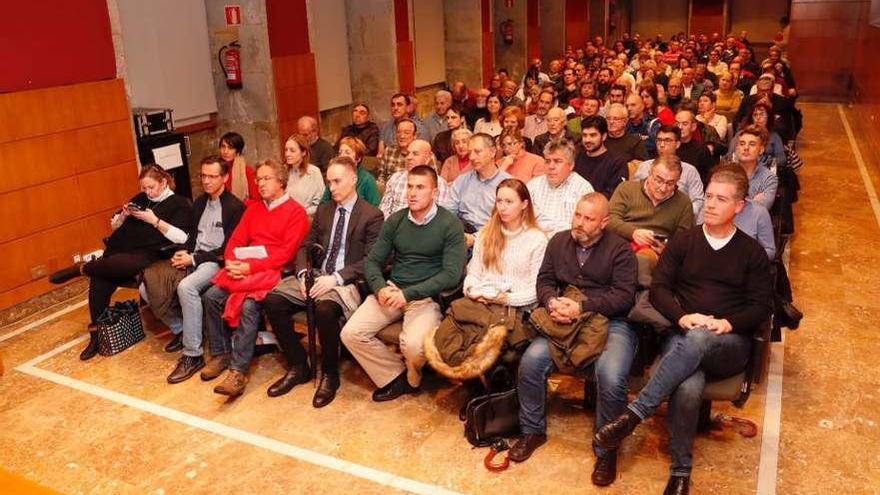 El público que llenó ayer el Club FARO, que se celebró en el Auditorio Municipal do Areal. // J. Lores