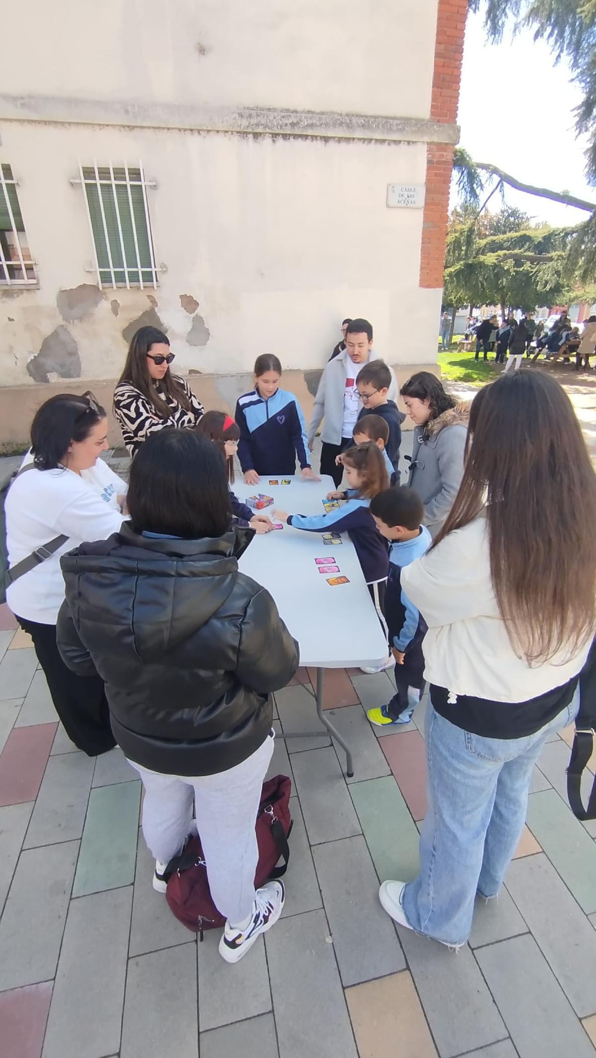 Los padres observan algunos de los juegos propuestos por el colegio.