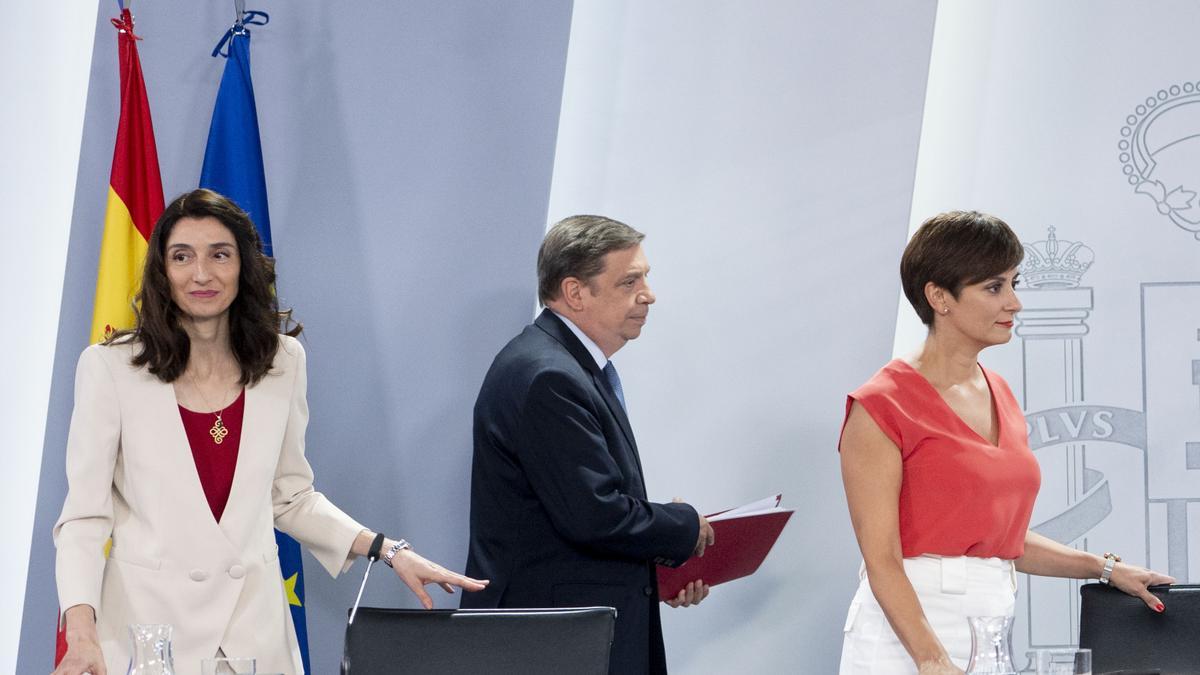 La ministra de Justicia, Pilar Llop, en la rueda de prensa posterior al Consejo de Ministros, con el titular de Agricultura, Luis Planas, y la portavoz del Ejecutivo, Isabel Rodríguez.