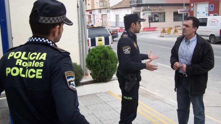 El jefe de la Policía, junto a dos agentes, con la nueva indumentaria.