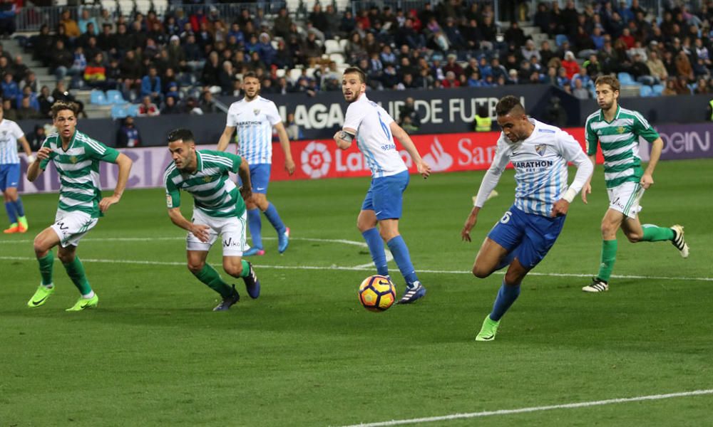 Las imágenes del derbi andaluz en La Rosaleda, que estuvo precedido de un minuto de silencio en memoria de Pablo Ráez. Sobre el césped, el conjunto bético remontó un choque en el que el Málaga CF no estuvo bien.