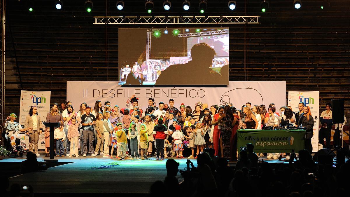 Todos los participantes en el II Desfile Benéfico Carlos Sarriá sobre el escenario.