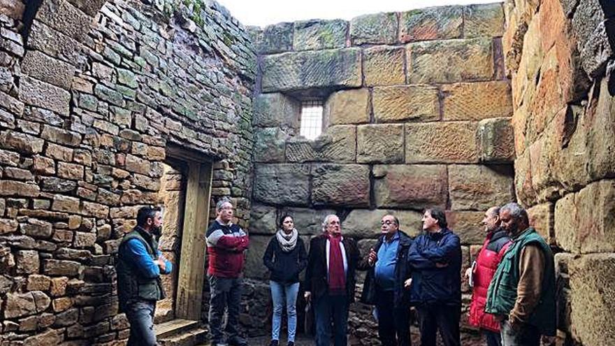 Autoritats i tècnics durant la visita i la recepció formal de l&#039;obra que es va fer ahir a la Torre del Breny