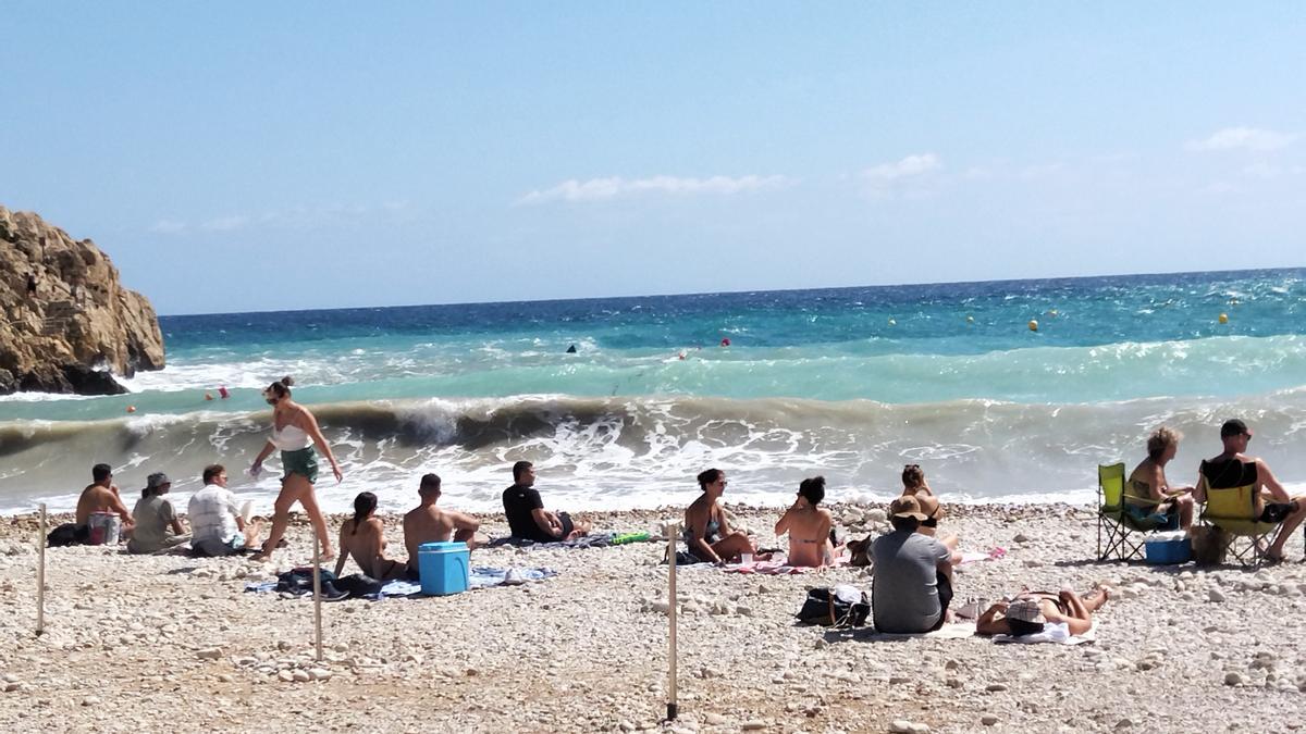 Turistas toman el sol en la Granadella.